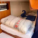 Acogedor Velero En El Forum *