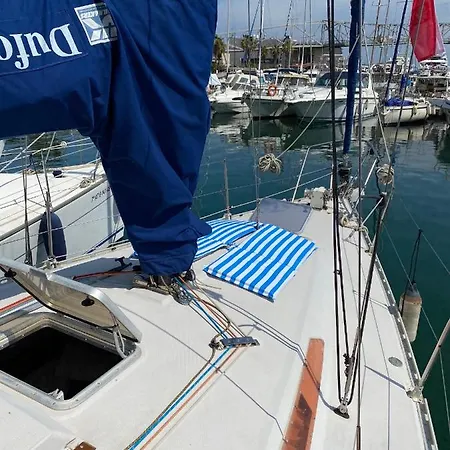Acogedor Velero En El Forum